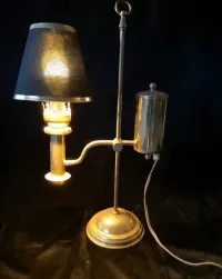 Stara mosiężna lampa biurkowa w stylu Empire — ujęcie 3