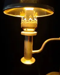 Stara mosiężna lampa biurkowa w stylu Empire — ujęcie 4