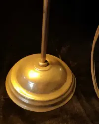 Stara mosiężna lampa biurkowa w stylu Empire — ujęcie 5