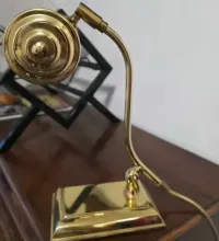 Stara mosiezna lampa gabinetowa, pianino, biuro lub kancelaria adwokacka — ujęcie 2