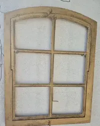 Stara rama okna żeliwnego z łukiem 70 x 54 cm antyk — ujęcie 2