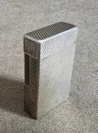 Stara zapalniczka Dupont nr 6747 A L — ujęcie 2