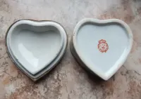 Stare porcelanowe puzderko w kształcie serca sygnowane Wong Lee 1895 — ujęcie 3