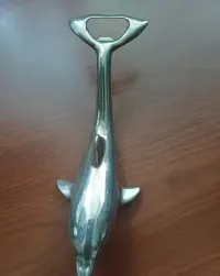 Stary metalowy otwieracz do butelek, oryginalny wzór delfina, — ujęcie 2