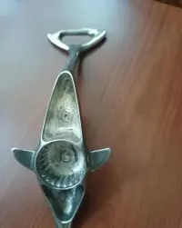 Stary metalowy otwieracz do butelek, oryginalny wzór delfina, — ujęcie 3