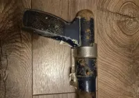 Stary osadzak - pistolet do wstrzeliwania kolkow — ujęcie 2
