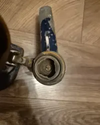 Stary osadzak - pistolet do wstrzeliwania kolkow — ujęcie 5