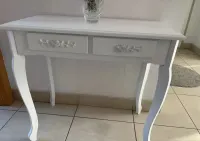 Stolik maly ze zdobieniami — ujęcie 3