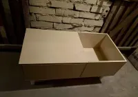 Stolik pod gramofon i płyty winylowe — ujęcie 3