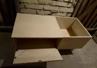 Stolik pod gramofon i płyty winylowe — ujęcie 2