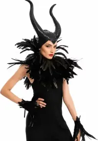 Strój Czarnej Królowej Diaboliny – rogi i czarne pióra, Halloween — ujęcie 2