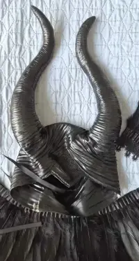 Strój Czarnej Królowej Diaboliny – rogi i czarne pióra, Halloween — ujęcie 5