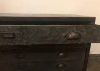 Stylowa metalowa komoda — ujęcie 5