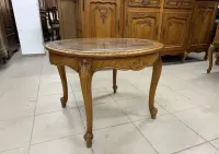 Stylowy kawowy stolik drewniany retro– rzeźbiony — ujęcie 2