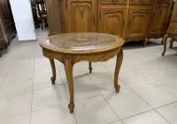 Stylowy kawowy stolik drewniany retro– rzeźbiony — ujęcie 3