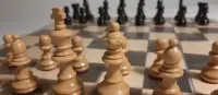 Szachy drewniane w eleganckim pudełku kolekcjonerskie PRL — ujęcie 4