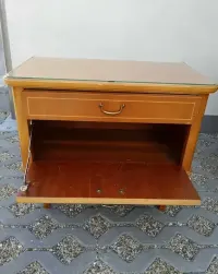 Szafka nocna vintage lata 60-70 ze szklanym blatem — ujęcie 2