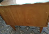 Szafka nocna vintage lata 60-70 ze szklanym blatem — ujęcie 5