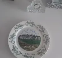 Talerzyk kolekcjonerski talerz biały zielony krajobraz Caldey Abbey — ujęcie 2