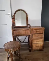 Toaletka rattan z taboretem — ujęcie 2