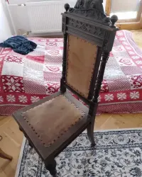 Trzy unikatowe krzesła , pocz. XX w., klasycyzujące - drewno i zamsz / skóra. — ujęcie 5