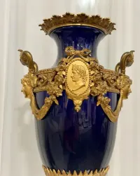 Unikatowa Porcelanowa Kobaltowa Amfora bleu de Sèvres, brąz złocony, Paryż ok. 1850 r  Klasa muzealna styl Drugiego Cesarstwa Najwyższej Klasy Rzeźba — ujęcie 2