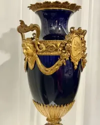 Unikatowa Porcelanowa Kobaltowa Amfora bleu de Sèvres, brąz złocony, Paryż ok. 1850 r  Klasa muzealna styl Drugiego Cesarstwa Najwyższej Klasy Rzeźba — ujęcie 3