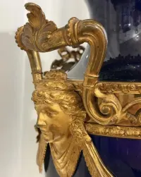 Unikatowa Porcelanowa Kobaltowa Amfora bleu de Sèvres, brąz złocony, Paryż ok. 1850 r  Klasa muzealna styl Drugiego Cesarstwa Najwyższej Klasy Rzeźba — ujęcie 4