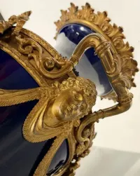 Unikatowa Porcelanowa Kobaltowa Amfora bleu de Sèvres, brąz złocony, Paryż ok. 1850 r  Klasa muzealna styl Drugiego Cesarstwa Najwyższej Klasy Rzeźba — ujęcie 5