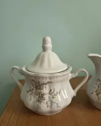Vintage komplet: Porcelanowa cukiernica + mlecznik (Biel i Złoto) — ujęcie 2