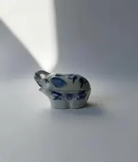 vintage porcelanowe puzderko „stonik" w stylu Delft blue — ujęcie 4