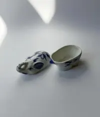 vintage porcelanowe puzderko „stonik" w stylu Delft blue — ujęcie 2
