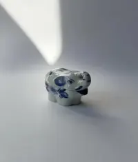 vintage porcelanowe puzderko „stonik" w stylu Delft blue — ujęcie 3