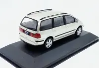 VW Volkswagen Sharan (2001) silver  Salvat/IXO® Skala 1:43 — ujęcie 2