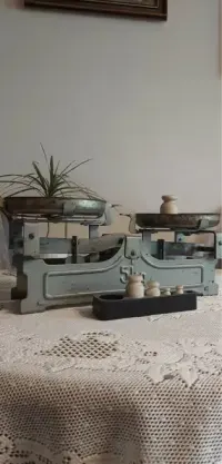 Waga z odważnikami ceramicznymi — ujęcie 2