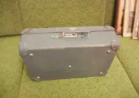 Walizka podróżna vintage ma 60 lat — ujęcie 3