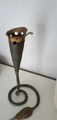Wazon metalowy ręczna robota 31 cm wysokość — ujęcie 2