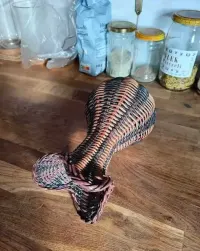 Wazon z plecionej wikliny z lat 80. XX wieku w stylu Boho. — ujęcie 4