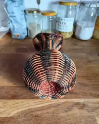Wazon z plecionej wikliny z lat 80. XX wieku w stylu Boho. — ujęcie 5