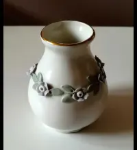 Wazonik porcelanowy z reliefowymi kwiatkami — ujęcie 3