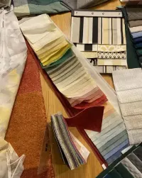 Wielokolorowe Kawałki Materiałów Tkanin próbki zasłon firan — ujęcie 3