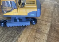 Zabawka metalowa koparka Volvo Siku — ujęcie 4