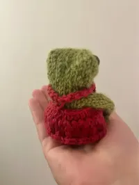 Żabka w sukience – ręcznie robiona maskotka handmade — ujęcie 3