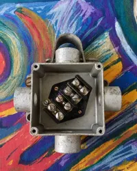 Zabytkowa aluminiowa puszka instalacyjna IP44 – industrial / Loft / Boho / Vintage — ujęcie 2