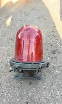 Zabytkowa czerwona lampa ostrzegawcza — ujęcie 4