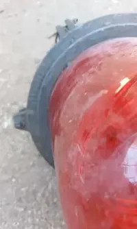 Zabytkowa czerwona lampa ostrzegawcza — ujęcie 3