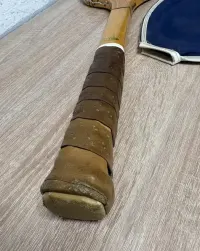 Zabytkowa drewniana paletka rakieta tenisowa PRL — ujęcie 3