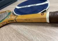 Zabytkowa drewniana paletka rakieta tenisowa PRL — ujęcie 4