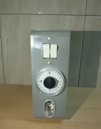 Zabytkowa lampa kwarcowa UV Thelta Sonne Q17 Made in DDR PRL rok 1971 — ujęcie 3