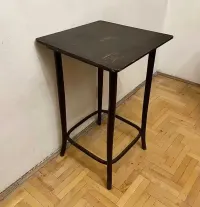 Zabytkowy stolik z drewna giętego Thonet z kwadratowym blatem — ujęcie 3